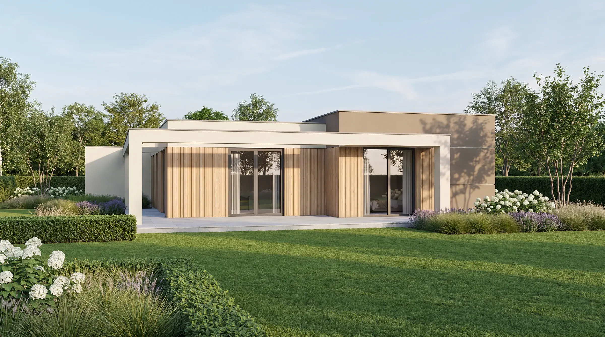 Impressie van de tuinkant: een gelijkvloers huis met plat dak, houten gevel met twee glazen schuifpuien onder een wit kader, en een hoger gestuct deel