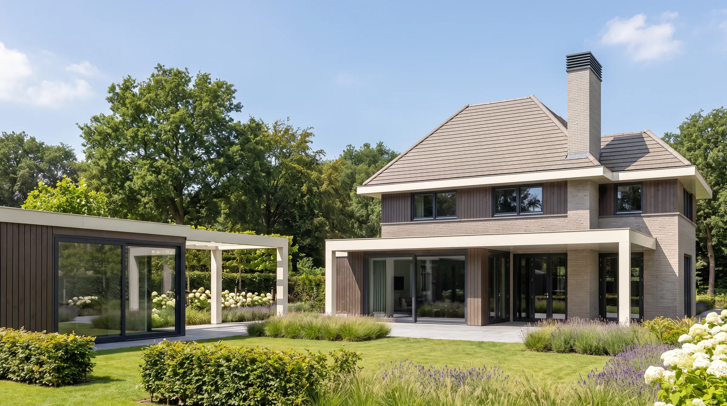Impressie van de tuinkant: een landhuis onder een schilddak met een hoge schoorsteen, een witte overkapping boven het terras en links het tuinpaviljoen onder een witte pergola