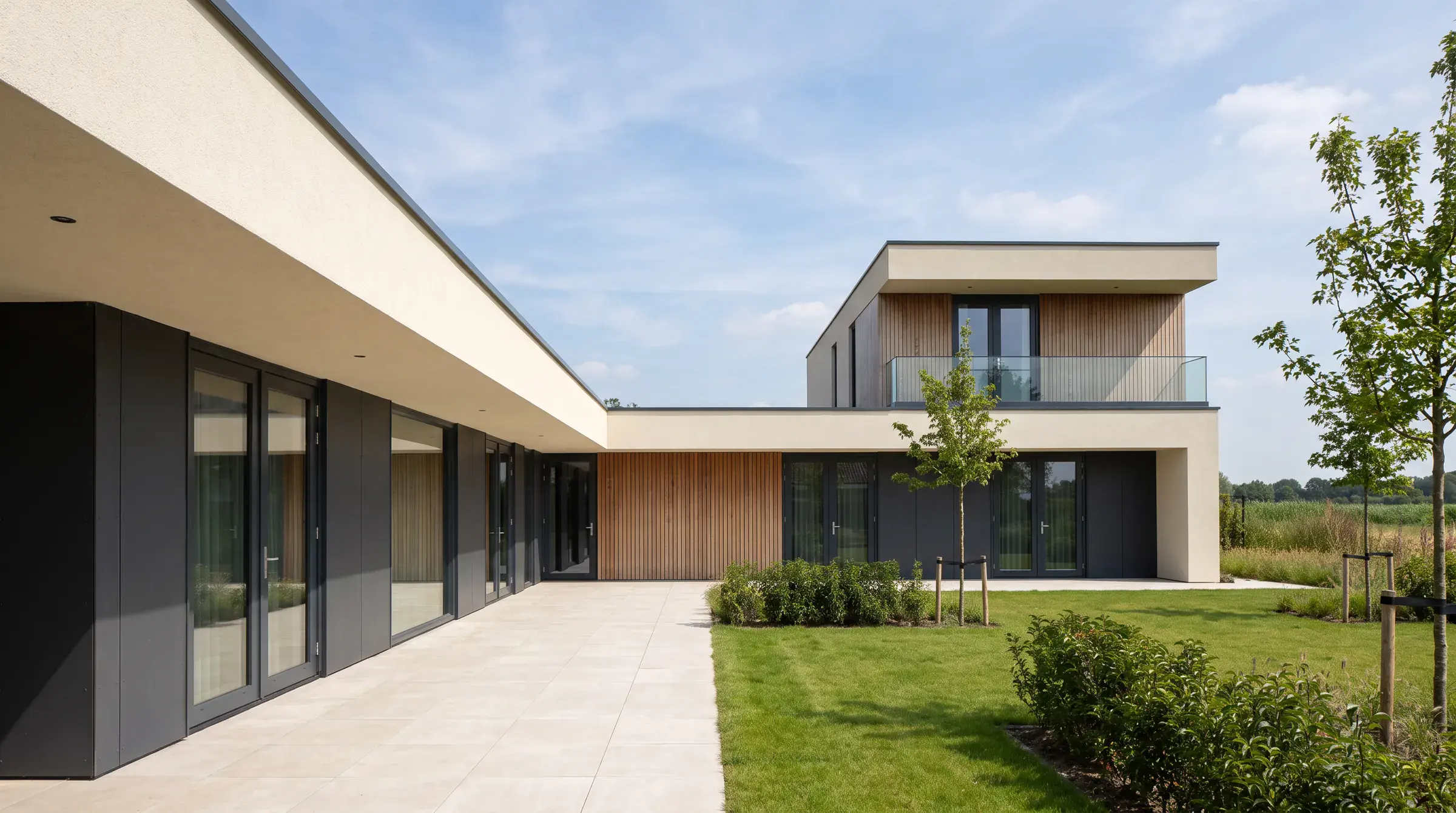 Impressie van een prefab woning met grote glaspuien langs het terras